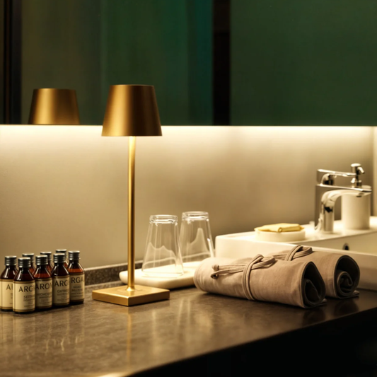 Schlanke Tischlampe Kegelschirm – Gezielter Lichtstrahl mit Stimmungsvollem Glanz