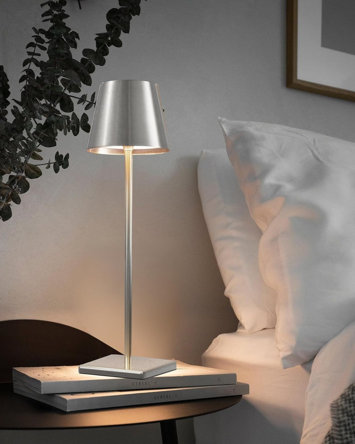 Schlanke Tischlampe Kegelschirm – Gezielter Lichtstrahl mit Stimmungsvollem Glanz