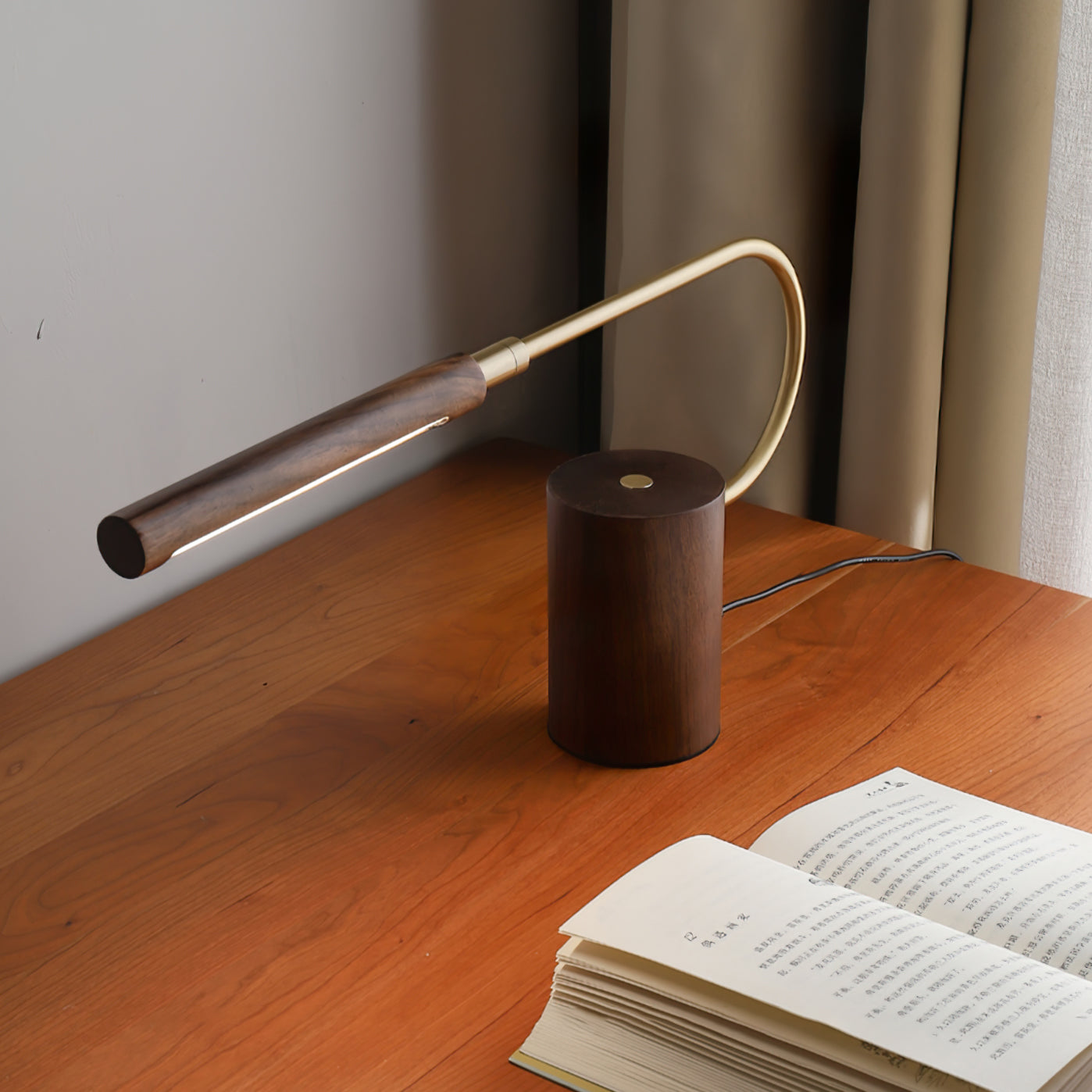 Banker Slim Tischlampe – Elegante Holz-Metall Kombination mit LED Licht 3