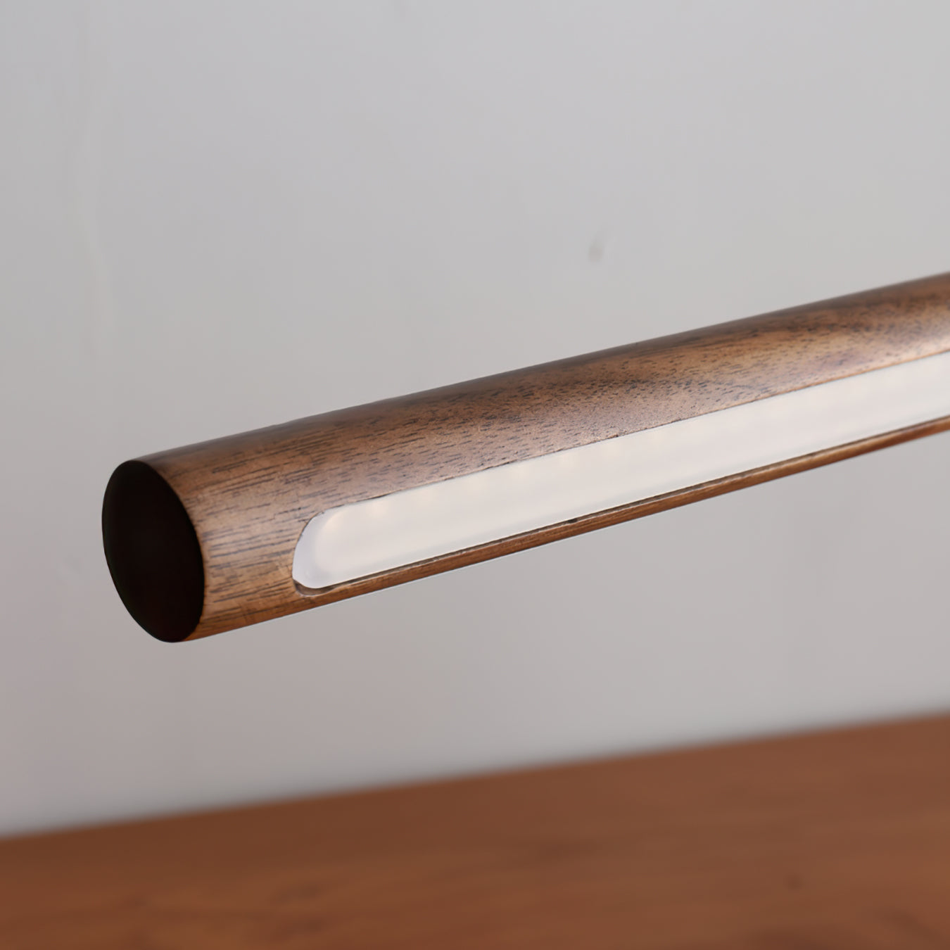 Banker Slim Tischlampe – Elegante Holz-Metall Kombination mit LED Licht 5