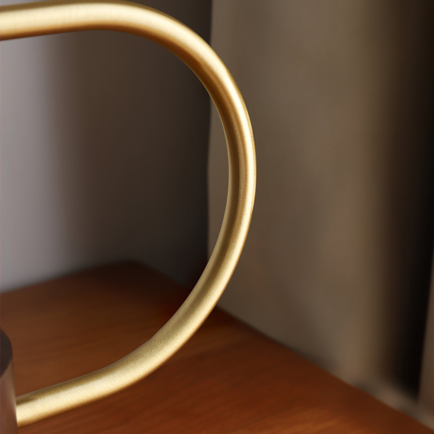 Banker Slim Tischlampe – Elegante Holz-Metall Kombination mit LED Licht 6