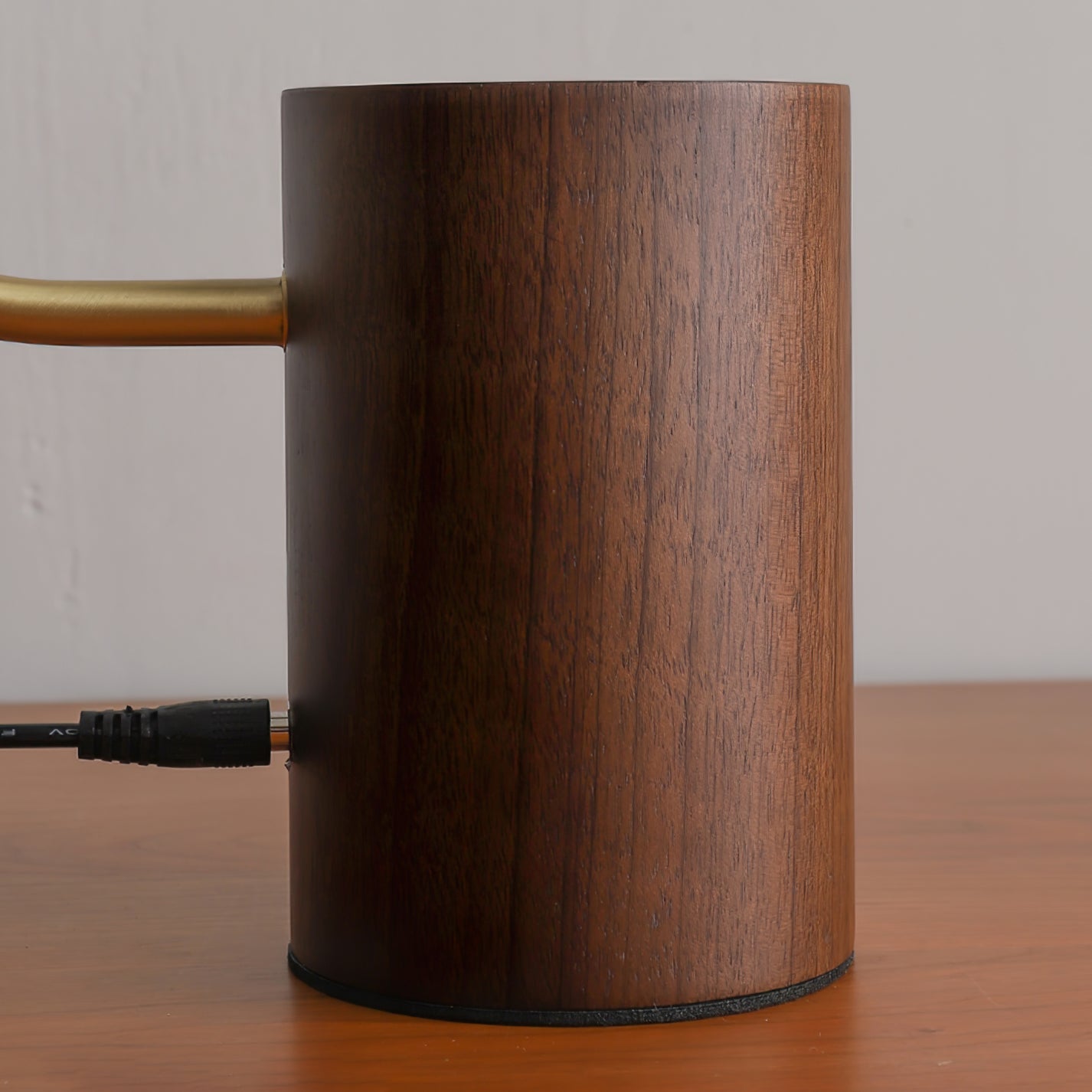 Banker Slim Tischlampe – Elegante Holz-Metall Kombination mit LED Licht 7