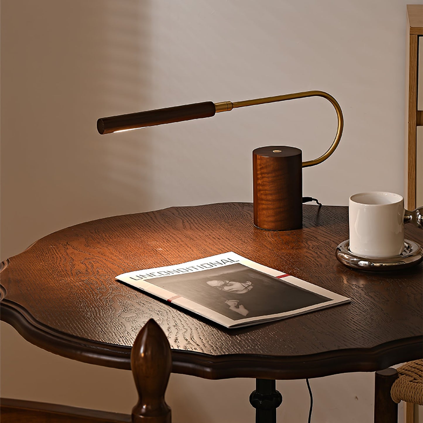 Banker Slim Tischlampe – Elegante Holz-Metall Kombination mit LED Licht 8