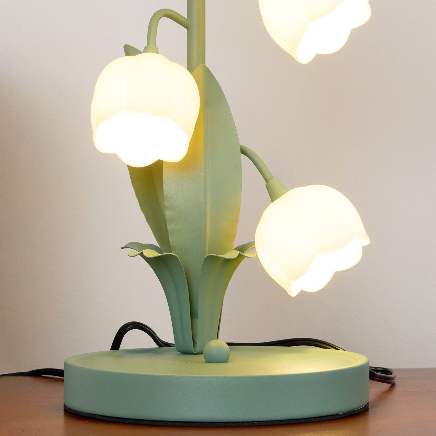 **Bell Orchid Tischlampe – Elegantes Design mit Farbakzenten** 8