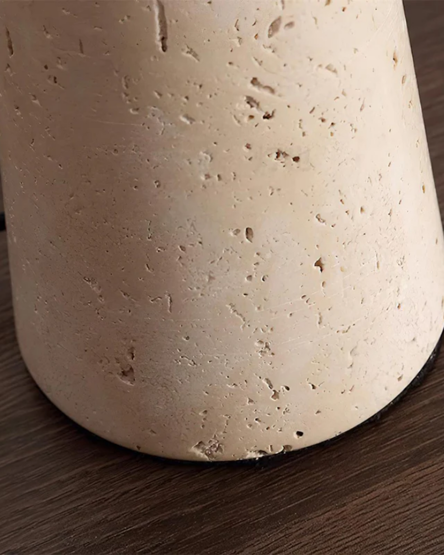 Minimalistische Tischlampe Natursteinpfeiler – Ruhige Atmosphäre mit Diffusem Licht