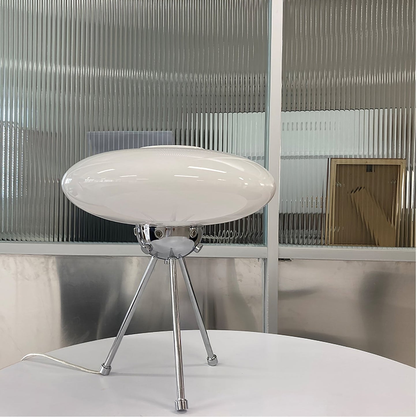 Glas UFO Tischlampe – Elegante Beleuchtung für Stilvolle Räume 4