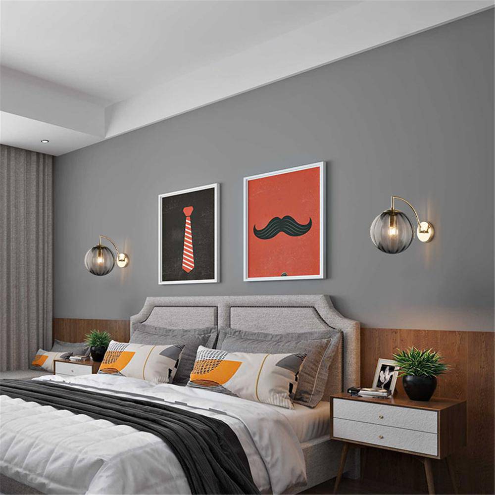 Goldene LED-Wandleuchte Mit Rauchglaskugel – Stilvolles Ambiente Für Elegante Räume 2