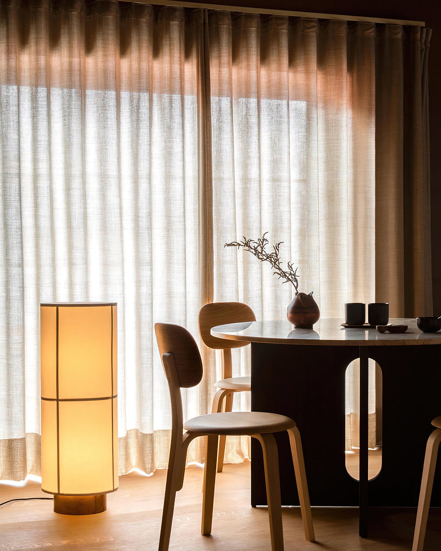 **KUMO LINEN TISCHLAMPE – Sanfte Beleuchtung für Entspannte Atmosphären** 7