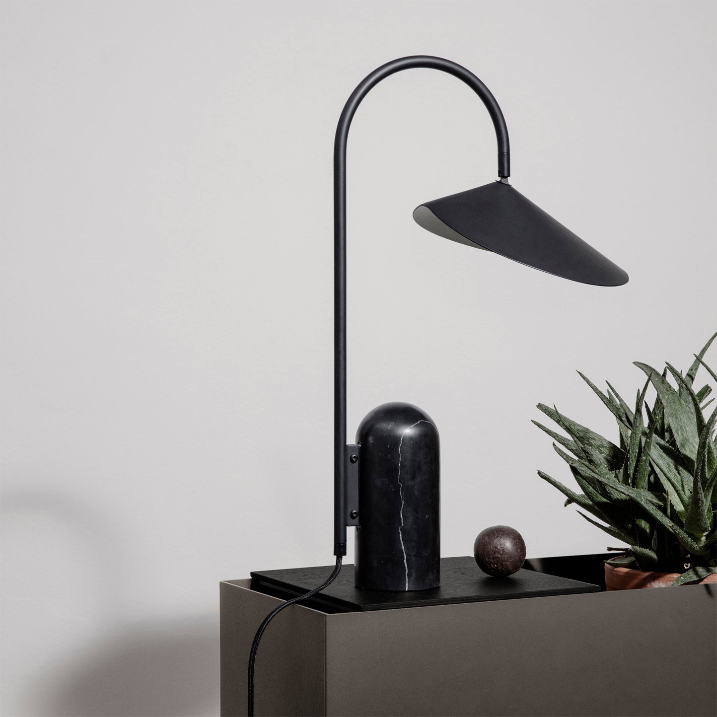 **Mono Tischlampe** – Elegantes Design mit Modernem Minimalismus 2