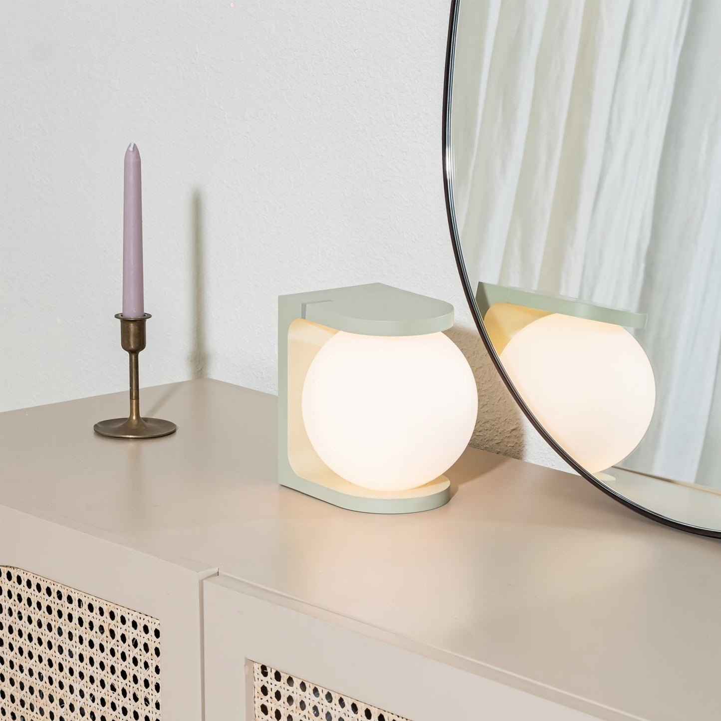 Plat Tischlampe – Elegante Leuchte mit Kabellosem Ladegerät 2