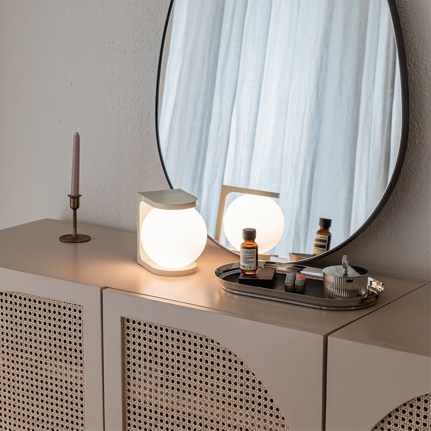 Plat Tischlampe – Elegante Leuchte mit Kabellosem Ladegerät 8