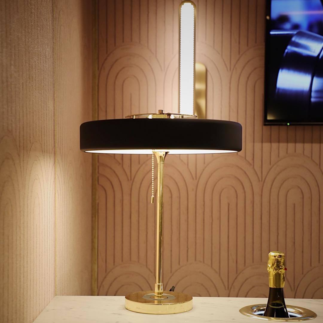 REVOLVE Tischlampe – Stilvolles Design mit Warmem Licht 2