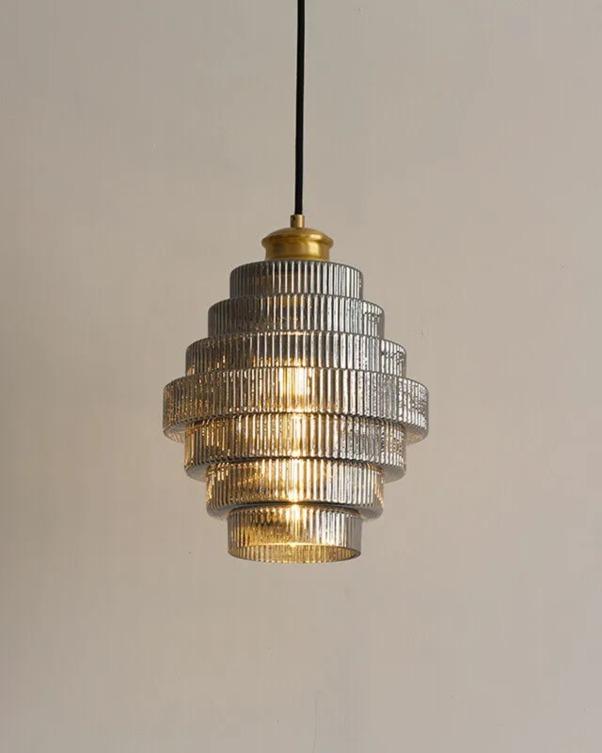 Hängeleuchte Glasrippe Retro – Warmer Lichtschein in Stufenform