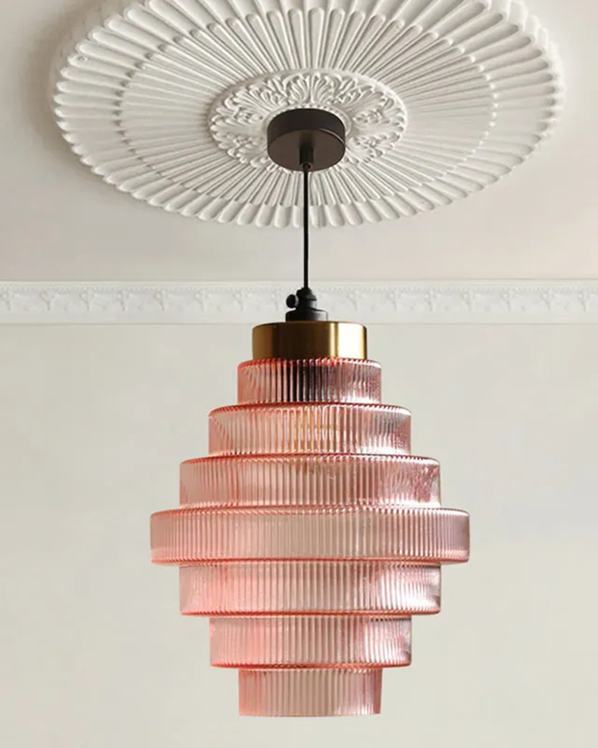 Hängeleuchte Glasrippe Retro – Warmer Lichtschein in Stufenform