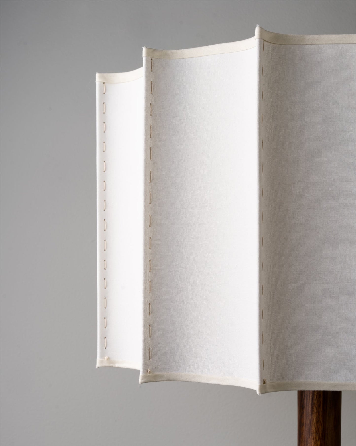 **Sierra Tischlampe – Stilvolle Beleuchtung für Gemütlichkeit** 5