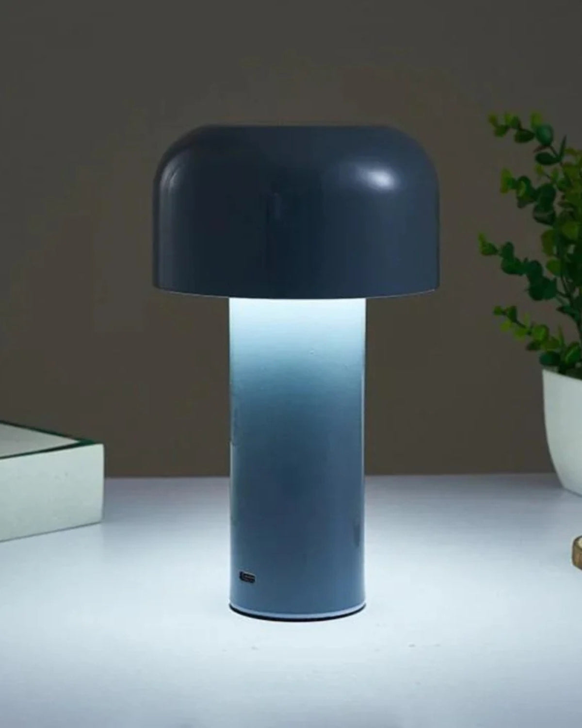 Moderne Tischlampe Kuppelschirm – Klarer Lichtstrahl mit Subtilem Glanz