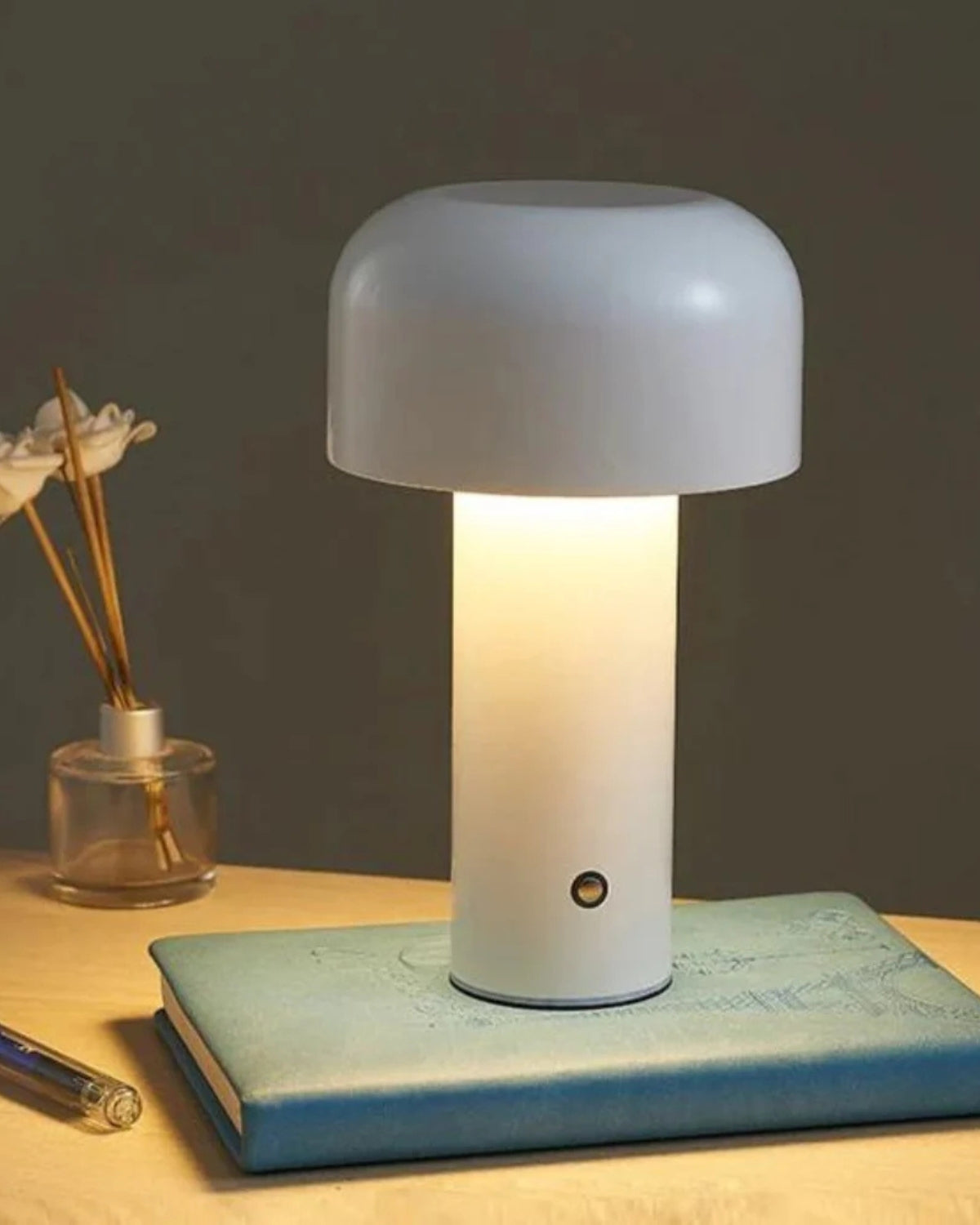 Moderne Tischlampe Kuppelschirm – Klarer Lichtstrahl mit Subtilem Glanz