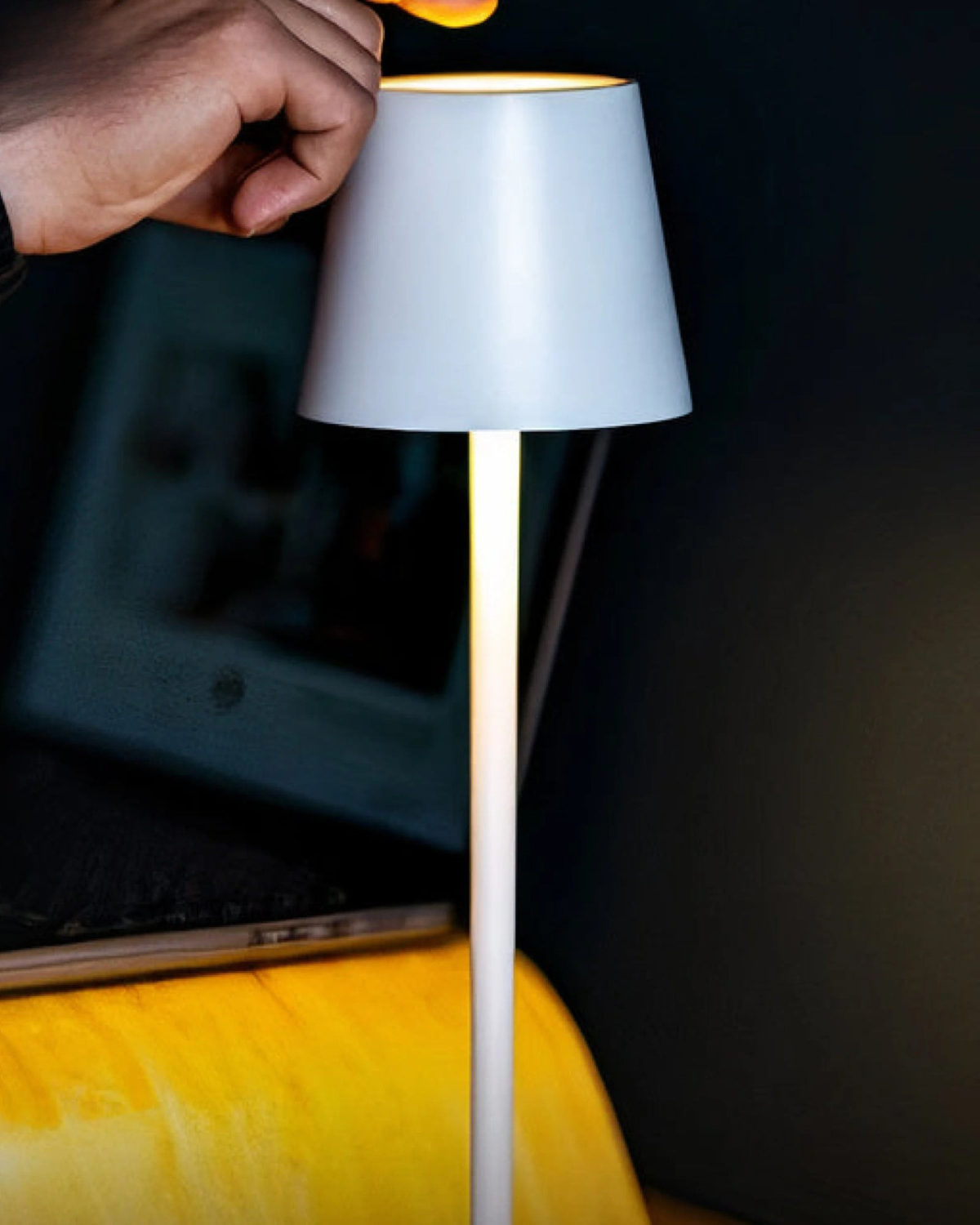 Schlanke Tischlampe Kegelschirm – Gezielter Lichtstrahl mit Stimmungsvollem Glanz