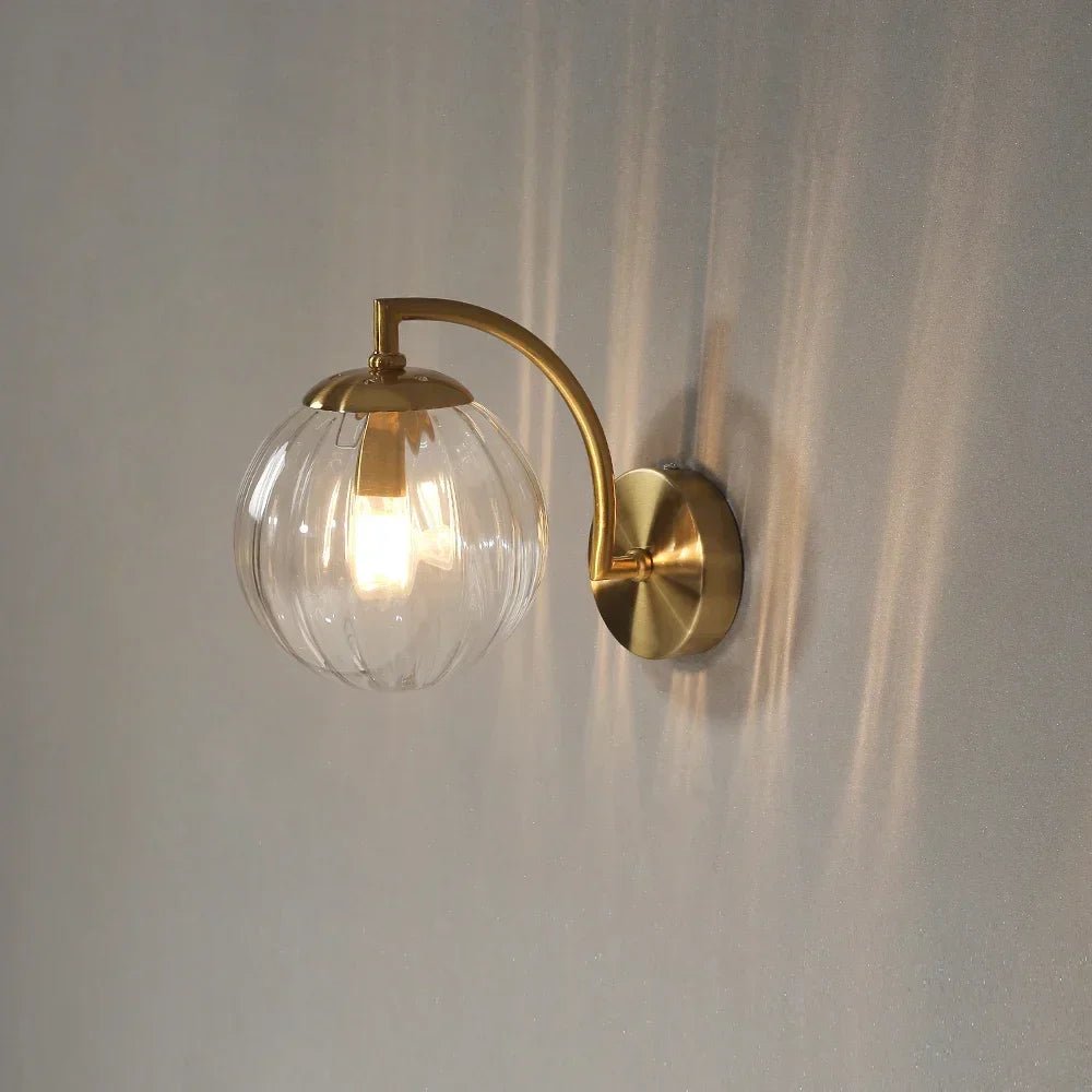 <strong>Goldene Wandleuchten Mit Gerippter Glaskugel</strong> – Stilvolles Licht Für Ihr Zuhause 2