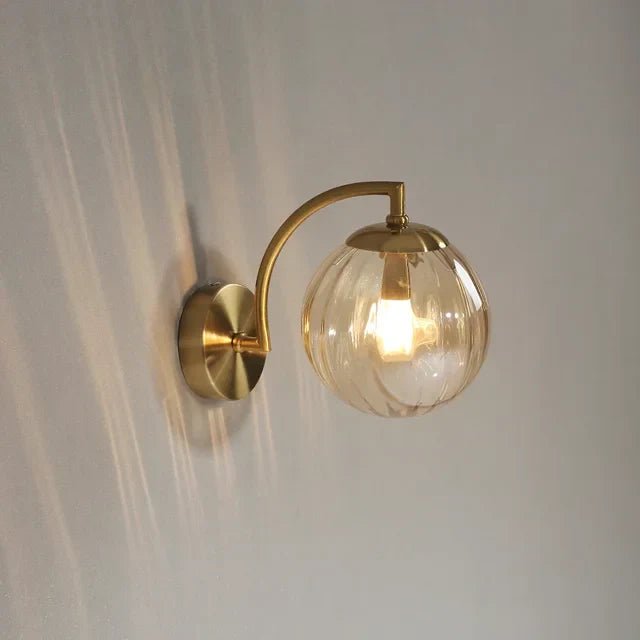 <strong>Goldene Wandleuchten Mit Gerippter Glaskugel</strong> – Stilvolles Licht Für Ihr Zuhause 5