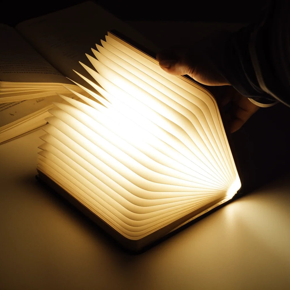 <strong>Luminobook</strong> – Stilvolle LED Buchlampe mit USB-Ladefunktion für Gemütlichkeit 2