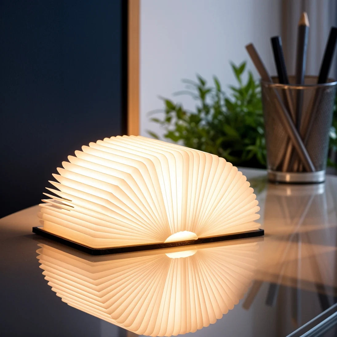 <strong>Luminobook</strong> – Stilvolle LED Buchlampe mit USB-Ladefunktion für Gemütlichkeit 5