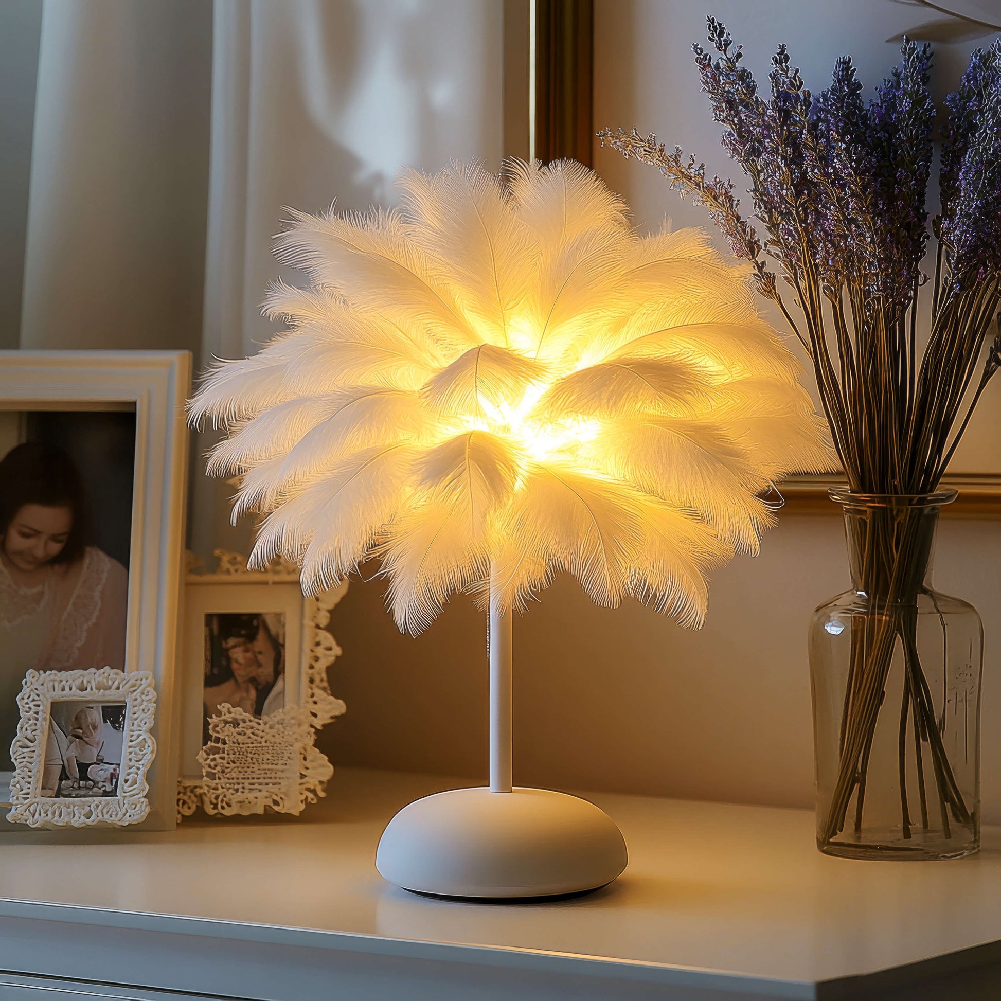 **GEFIEDERTE FANTASIELAMPE** – Elegante LED Tischlampe mit Naturinspiriertem Design 1