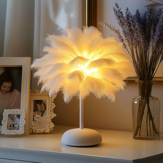 **GEFIEDERTE FANTASIELAMPE** – Elegante LED Tischlampe mit Naturinspiriertem Design 1