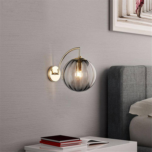 Goldene LED-Wandleuchte Mit Rauchglaskugel – Stilvolles Ambiente Für Elegante Räume 1