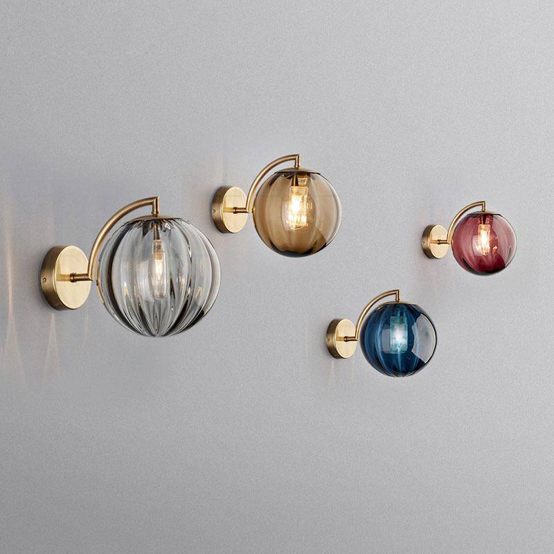 Goldene LED-Wandleuchte Mit Rauchglaskugel – Stilvolles Ambiente Für Elegante Räume 3