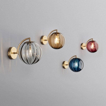Goldene LED-Wandleuchte Mit Rauchglaskugel – Stilvolles Ambiente Für Elegante Räume 3