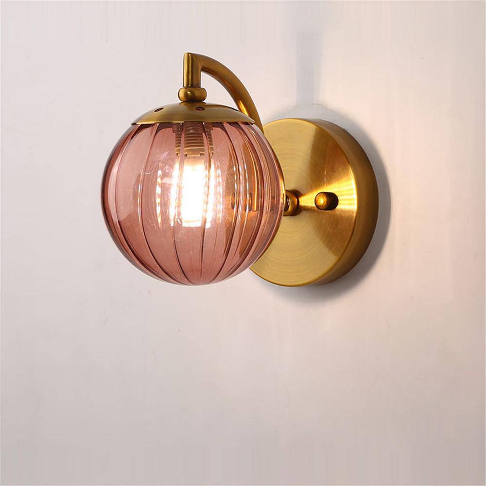 Goldene LED-Wandleuchte Mit Rauchglaskugel – Stilvolles Ambiente Für Elegante Räume 4