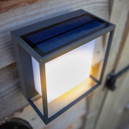 LYNORA Solar Wandlampe – Stilvolles Design Mit Bewegungsensor Für Außenbereiche 5