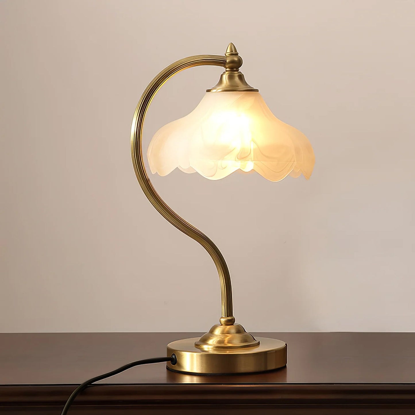 Magnolya Blüten Tischlampe – Elegante Lichtquelle Mit Natürlichem Flair 3