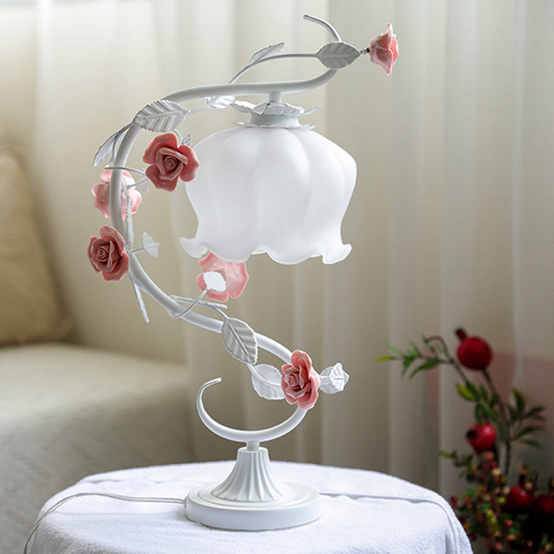 **Pastorale Tischlampe mit Keramikrosette** – Elegante Nachttischbeleuchtung 3