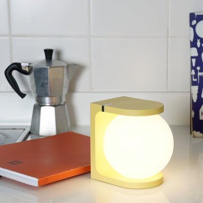 Plat Tischlampe – Elegante Leuchte mit Kabellosem Ladegerät 5
