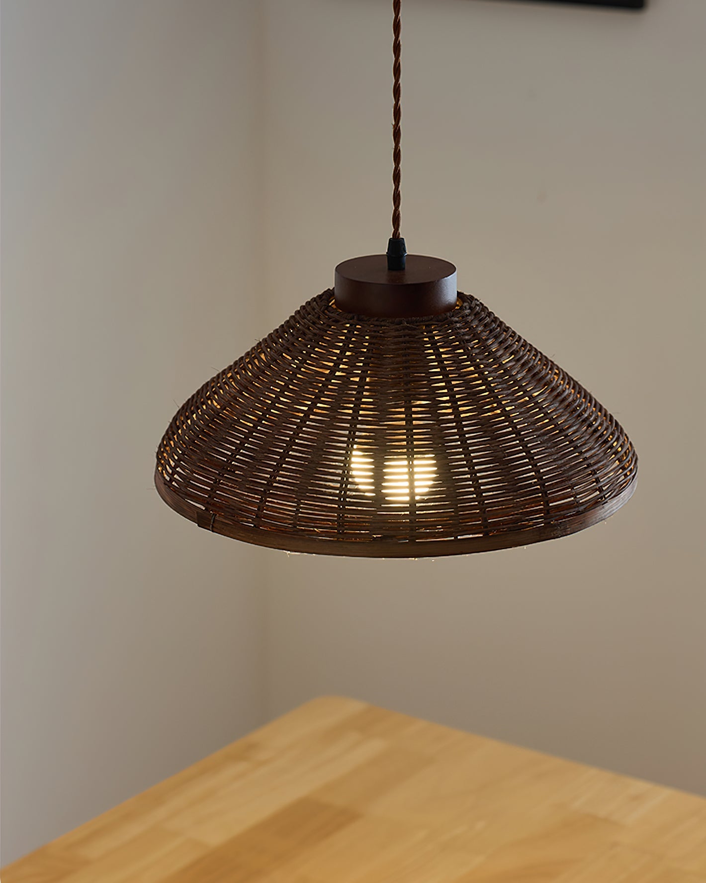 Rasa Pendelleuchte aus Rattan – Elegante Atmosphäre für Ihr Esszimmer 8