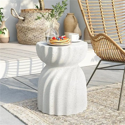 **Zeitgenössischer Beistelltisch aus Beton** – Stilvolles Design für Innen und Außen 2