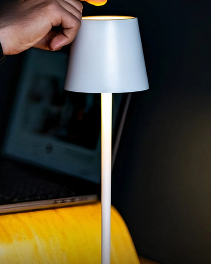 Schlanke Tischlampe Kegelschirm – Gezielter Lichtstrahl mit Stimmungsvollem Glanz
