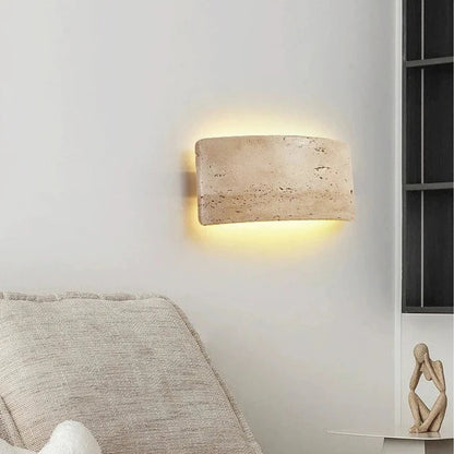Gebogene Travertin Wandleuchte – Sanftes Wandlicht