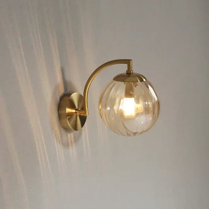 <strong>Goldene Wandleuchten Mit Gerippter Glaskugel</strong> – Stilvolles Licht Für Ihr Zuhause 5